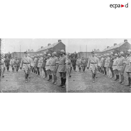 Le général Plantey, commandant la place d’Amiens passant la revue des camoufleurs. [légende d’origine]