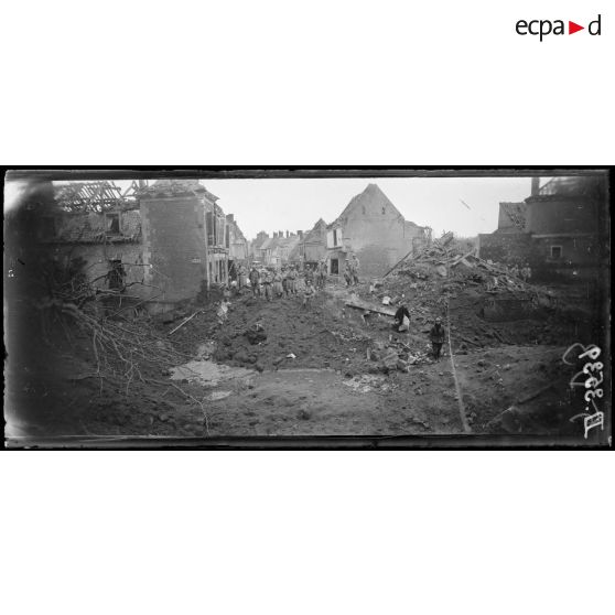 Roye, Somme. Dans les ruines de Roye. [légende d'origine]