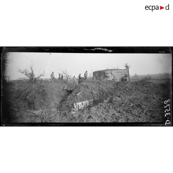 Devant Beuvraignes. Un ancien blockhaus allemand pour mitrailleuse. [légende d'origine]<br>