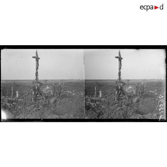 Beuvraignes (Somme). Le calvaire du cimetière. [légende d'origine]