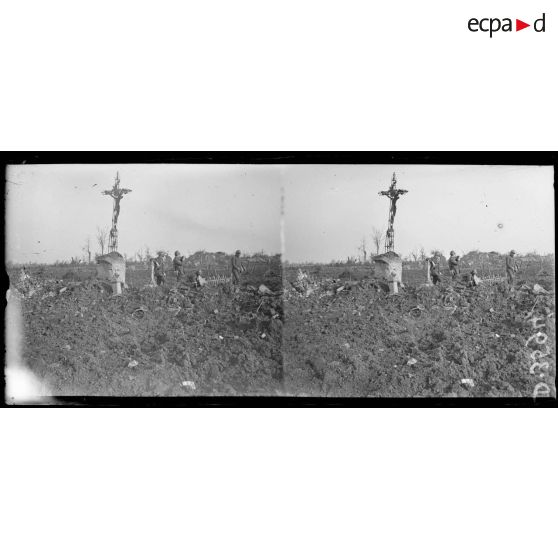 Beuvraignes (Somme). Le calvaire du cimetière. [légende d'origine]