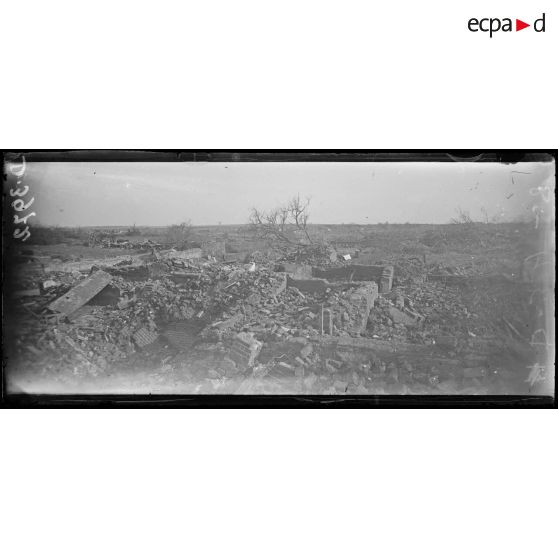 Fluquières (Aisne). Vue panoramique sur les ruines du village. [légende d'origine]