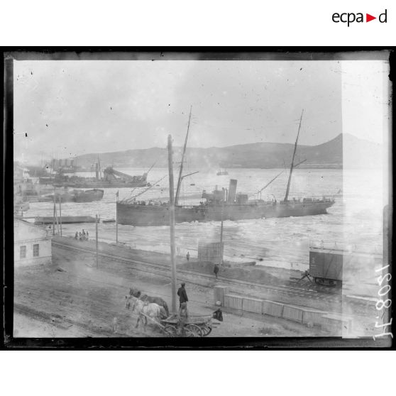 Vladivostok. Entrée du quai de départ et d'arrivée du port. [légende d'origine]