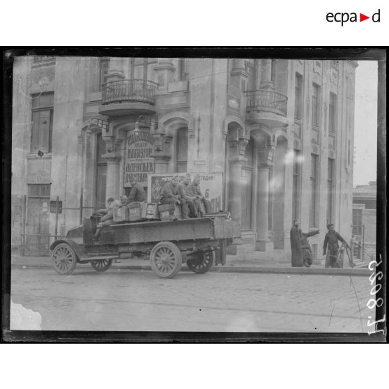 Vladivostok. Soldats français en corvée. [légende d'origine]