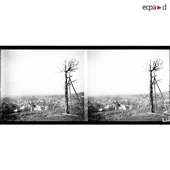 Vue d'ensemble du village de Crouy en ruines. [légende d'origine]