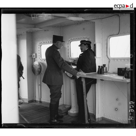 A bord de La Provence. Le général Sarrail sur la passerelle, causant avec le commandant Vasco. [légende d'origine]