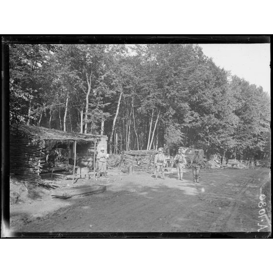 Forêt de Parroy. (Meurthe et Moselle). Cuisine et cantonnement. [légende d'origine]