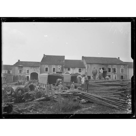 St Martin. (Meurthe et Moselle). Chargement de bois pour les 1eres lignes. [légende d'origine]