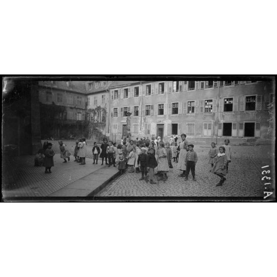 Thann (Haut-Rhin), enfants avant l'entrée en classe. [légende d'origine]