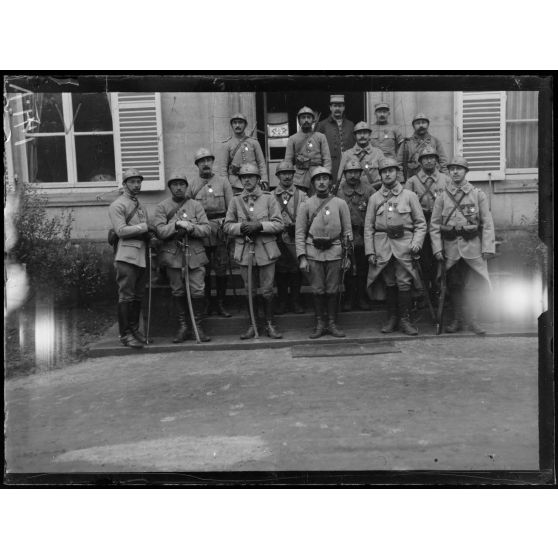 Jonchery-sur-Vesles, sous-officiers et soldats décorés par le duc de Connaught (médaille militaire anglaise). [légende d'origine]