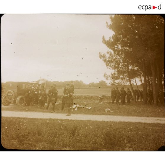 [Troupe en attente à l'orée d'un bois pendant les grandes manoeuvres de septembre 1912.]