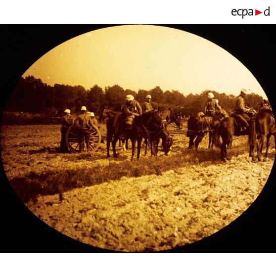 [Troupe d'artillerie tractant un canon à l'aide de chevaux stationnant sur un champs pendant les grandes manoeuvres de septembre 1912.]