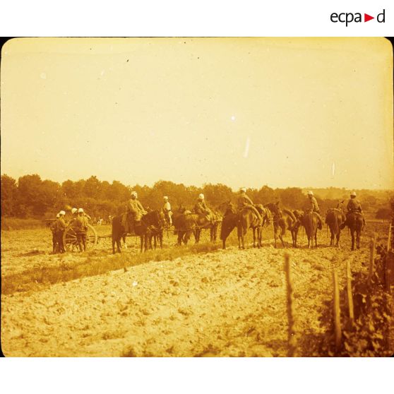 [Troupe d'artillerie tractant un canon à l'aide de chevaux stationnant sur un champs pendant les grandes manoeuvres de septembre 1912.]