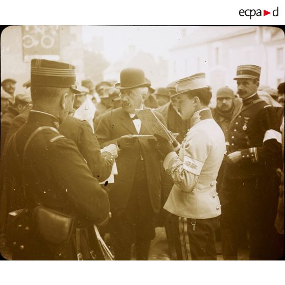 [Officiers et responsables civiles étudiant des cartes durant les grandes manoeuvres de septembre 1912.]