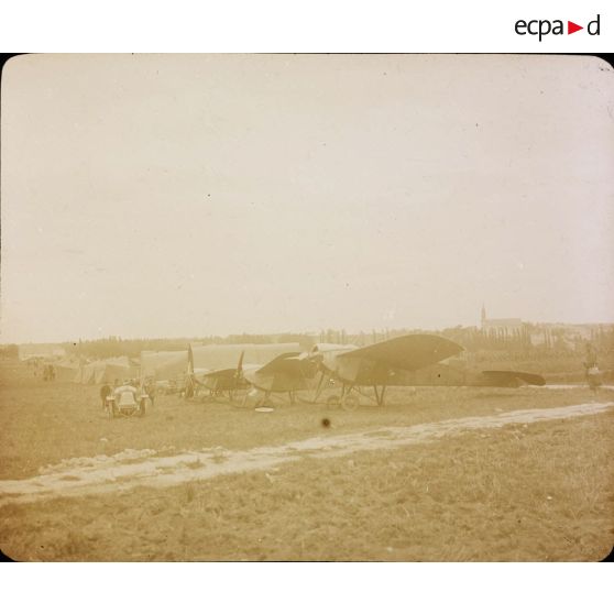 [Avions de type Nieuport IV en ligne dans un champs lors des grandes manoeuvres de septembre 1912.]