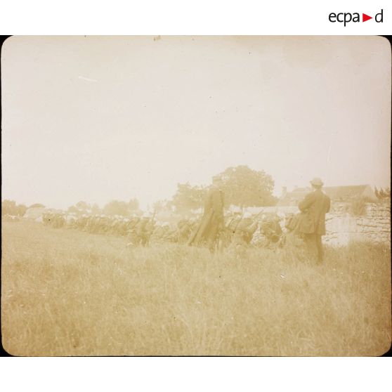 [Troupe d'infanterie alignée derrière un muret en position de tir lors des grandes manoeuvres de septembre 1912.]