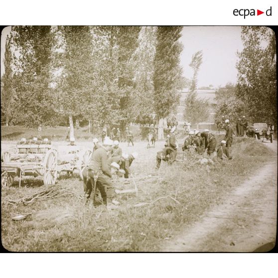 [Troupe stationnant à l'orée d'un bois lors des grandes manoeuvres de septembre 1912.]