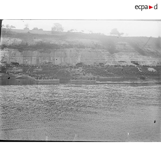 [Construction d'un pont flottant ou embarquement de troupes durant les grandes manoeuvres de septembre 1912.]