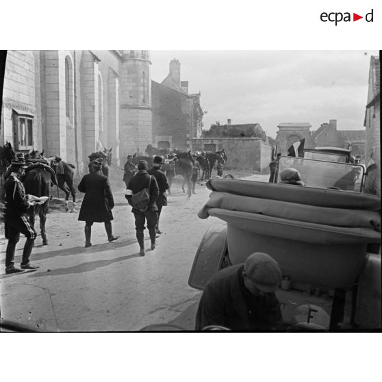 [Officiels, officiers et généraux stationnés dans un village lors des grandes manoeuvres de 1912.]