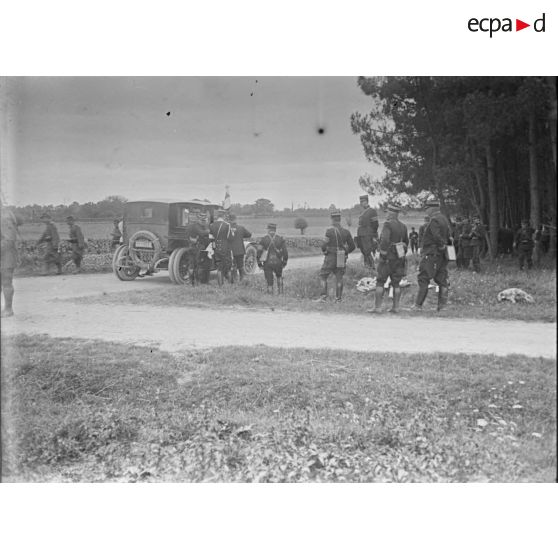 [Equipe stationnée en bord de route lors des grandes manoeuvres de 1912.]