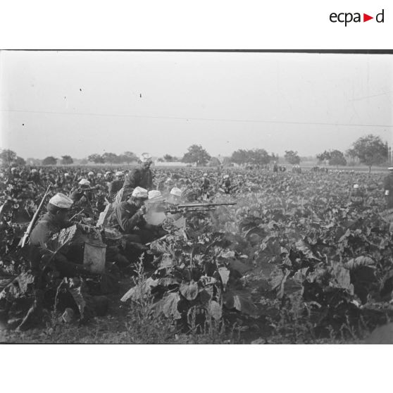 [Tir à la mitrailleuse Saint-Etienne 1907 dans un champ agricole pendant les grandes manoeuvres de 1912.]