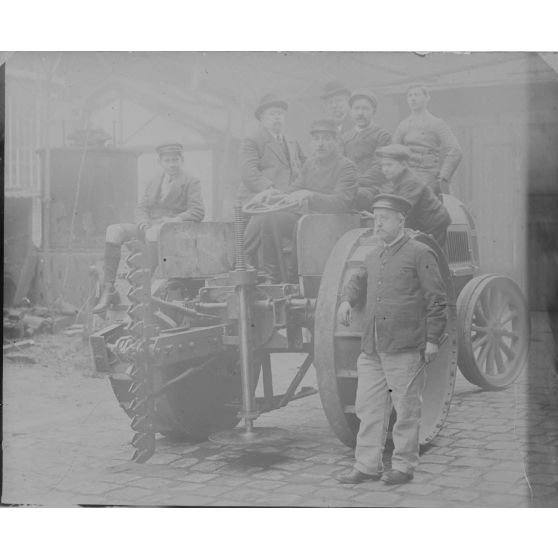 [Machine à cisailler automatique et à scie circulaire pour la destruction des réseaux des fils de fer, février 1915.]