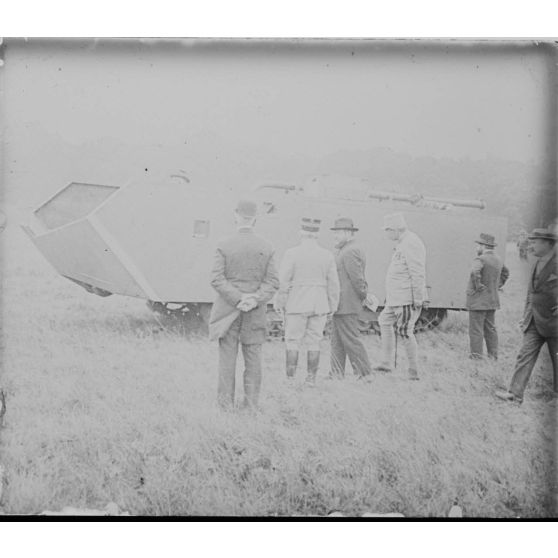 [Première expérience du char d'assaut St Chamond à commande électrique (Vincennes juillet 1916).]