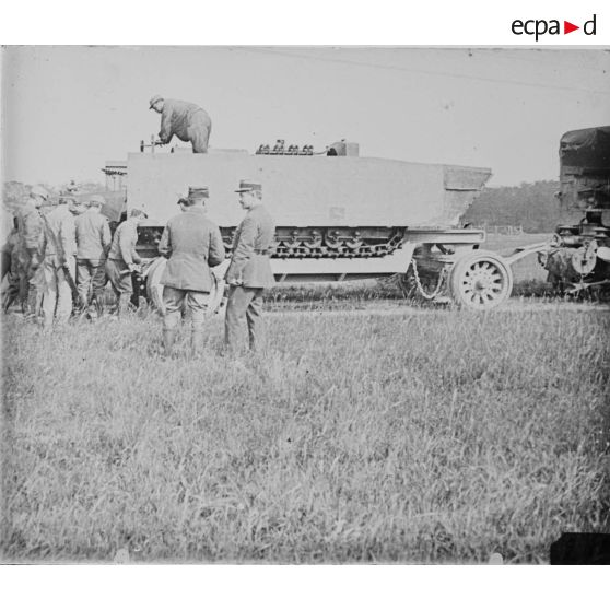 [Essais d'un tracteur Baby Holt modifié pour la réalisation d'un prototype de char, s.d.]