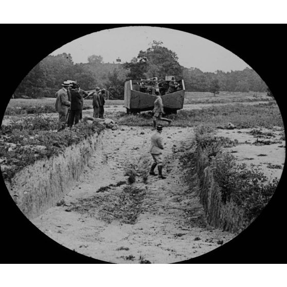 [Première expérience du char d'assaut St Chamond à commande électrique (Vincennes juillet 1916).]