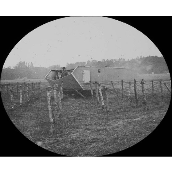 [Première expérience du char d'assaut St Chamond à commande électrique (Vincennes juillet 1916).]