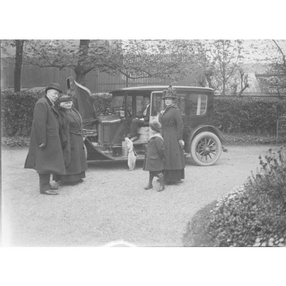 [Famille devant automobile, s.d.]