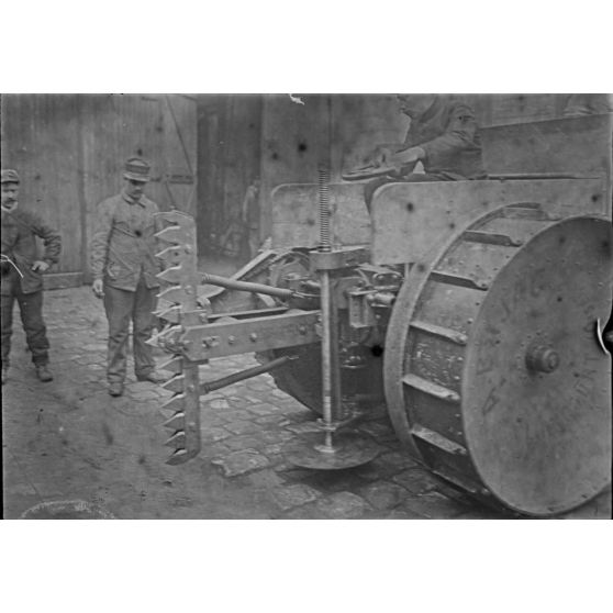 [Machine à cisailler et scie circulaire pour la destruction des réseaux de fils de fer. Février 1915]