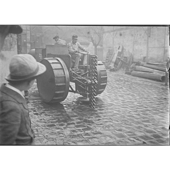 [Machine à cisailler et scie circulaire pour la destruction des réseaux de fils de fer. Février 1915]