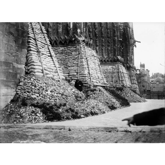 [Visite des ruines de la cathédrale de Reims, 29 novembre 1915.]