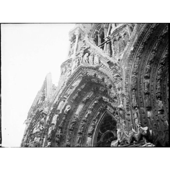 [Sommet d'une porte de la cathédrale de Reims, 29 novembre 1915.]