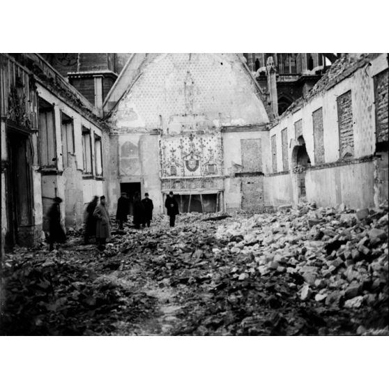 [Visite des ruines du Palais du Tau à côté de la cathédrale de Reims, 29 novembre 1915.]