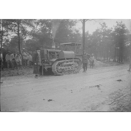 [Expérimentation d'un Caterpillar sur un terrain à proximité de Souain le 9 décembre 1915.]