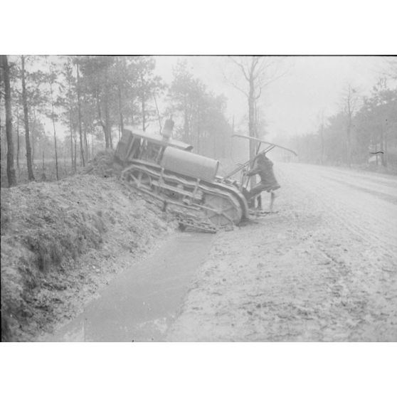 [Expérimentation d'un Caterpillar sur un terrain à proximité de Souain le 9 décembre 1915.]