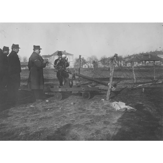 [Appareil pour la destruction des réseaux de barbelés, camp de Satory, janvier 1915.]