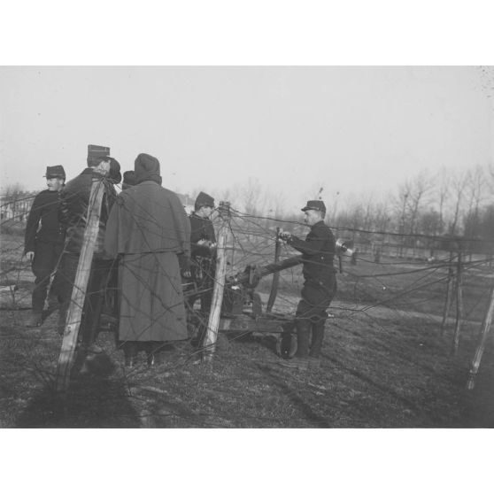 [Appareil pour la destruction des réseaux de barbelés, camp de Satory, janvier 1915.]