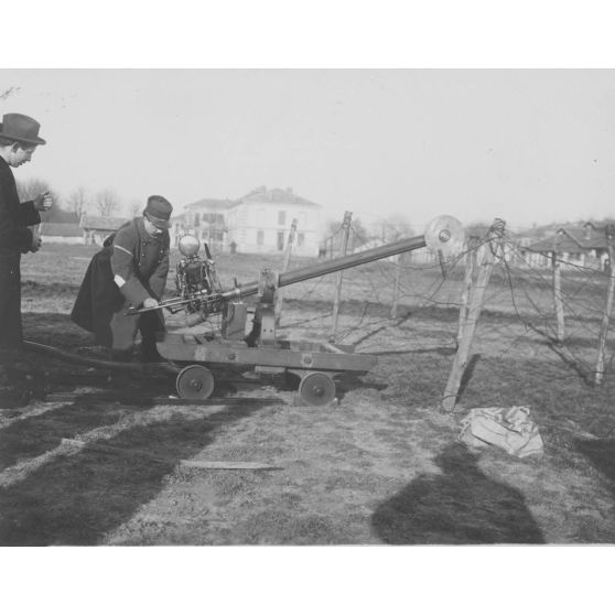 [Appareil pour la destruction des réseaux de barbelés, camp de Satory, janvier 1915.]