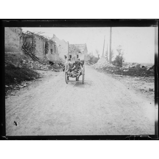 [Visite d'un village proche des zones de combats, s.d.]