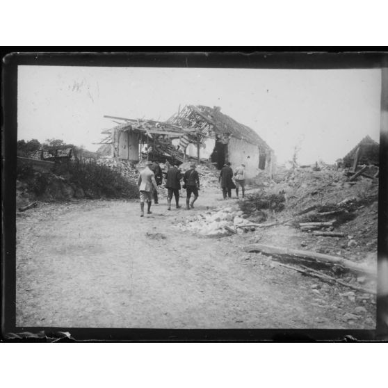 [Visite d'un village proche des zones de combats, s.d.]