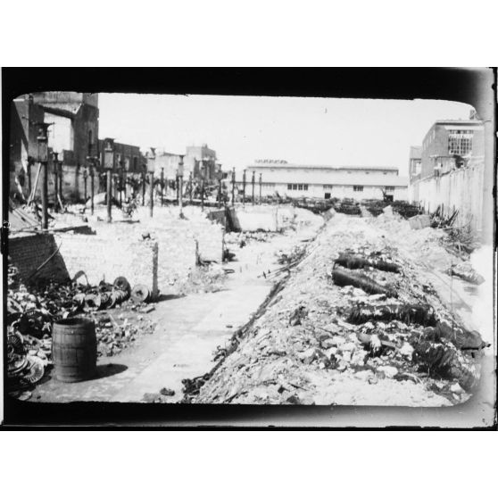 [Usine en ruine, s.d.]