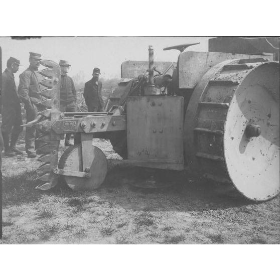 Appareil J.-L. Breton - Prétot pour la destruction des réseaux des fils de fer barbelés (février 1915). [légende d'origine]