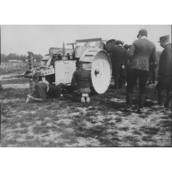 [Appareil J.-L. Breton - Prétot pour la destruction des réseaux des fils de fer barbelés (février 1915).]