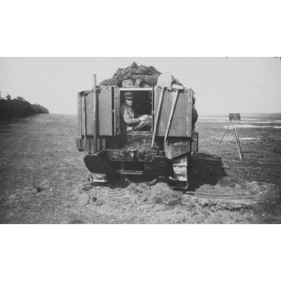 Char d'assaut Schneider vue arrière. [légende d'origine]