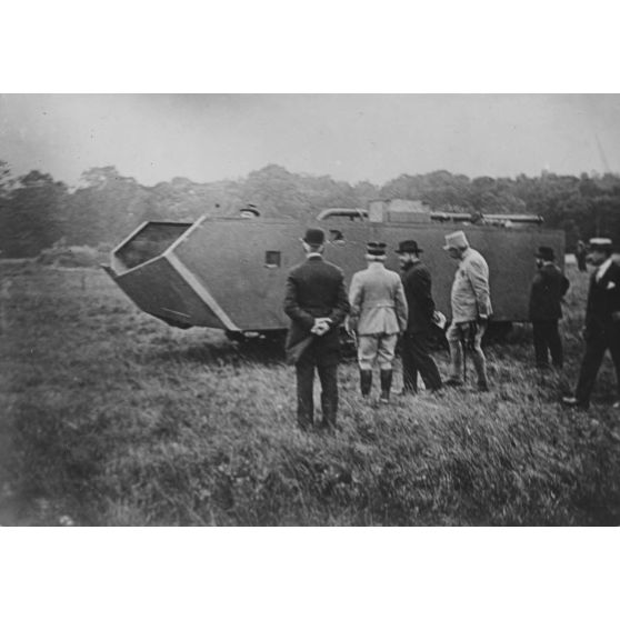 Première expérience du char d'assaut St Chamond à commande électrique (Vincennes juillet 1916). [légende d'origine]