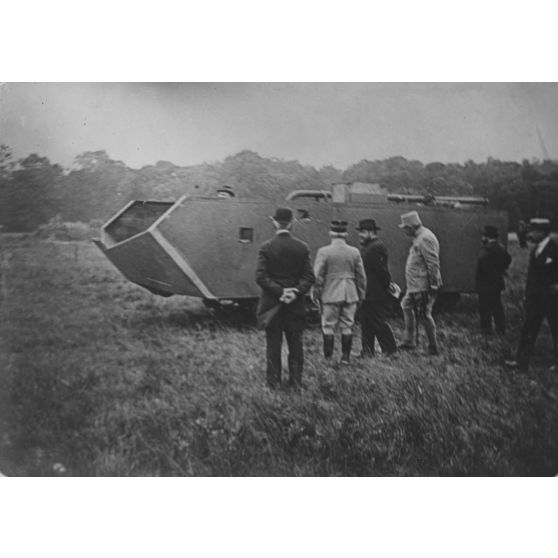 Première expérience du char d'assaut St Chamond à commande électrique (Vincennes juillet 1916). [légende d'origine]