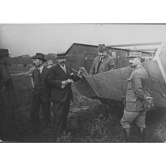 [Première expérience du char d'assaut St Chamond à commande électrique (Vincennes juillet 1916).]